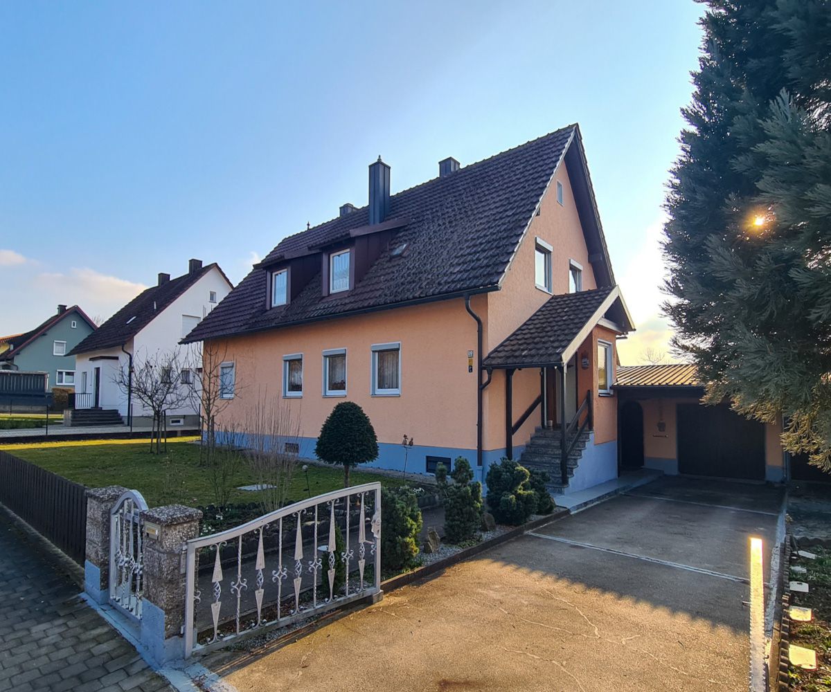 Renovierungsbedürftiges Zweifamilienhaus in Mengkofen