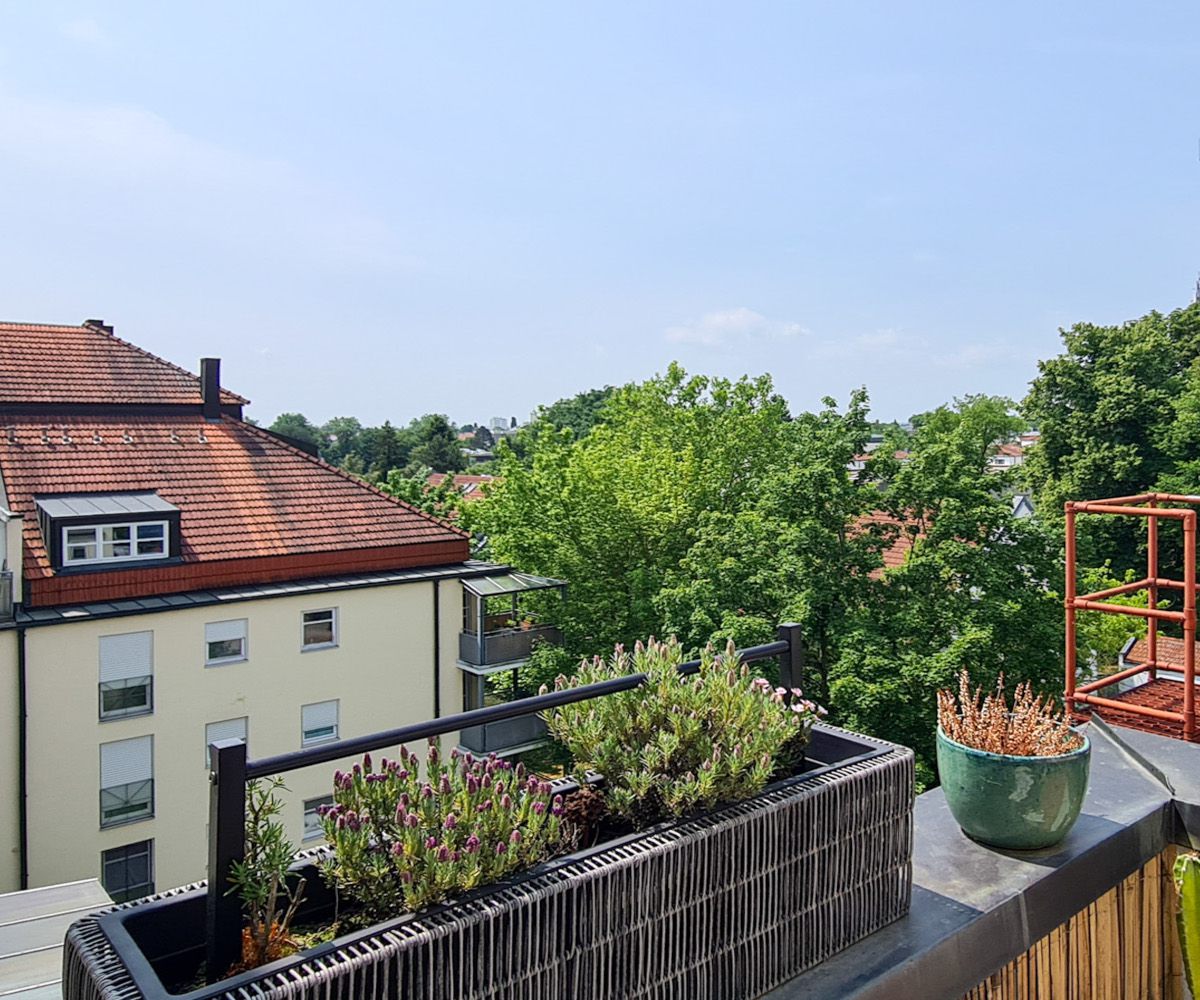 Zentral gelegene Dachgeschosswohnung mit Blick zum Bogenberg